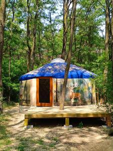 Un jardín fuera de Jurta Na Skraju Lasu