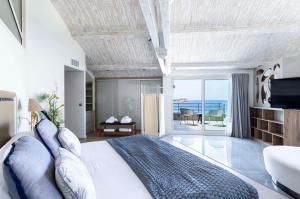 Best Western Premier Santa Maria في ليل روس: غرفة نوم مع سرير وإطلالة على المحيط