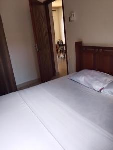 En eller flere senge i et værelse på majaoni villa + 11 billeder