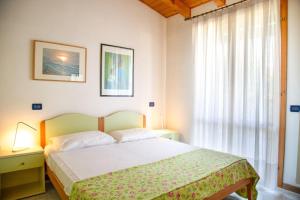 En eller flere senge i et værelse på Bright apartment with two lovely terraces