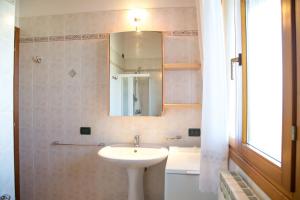 Et badeværelse på Bright apartment with two lovely terraces + 26 billeder