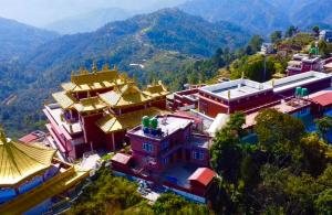 Una vista aérea de un palacio con montañas al fondo. en Hotel Sonam, en Dhulikhel