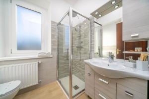 ein Badezimmer mit Dusche, Waschbecken und Toilette in der Unterkunft Appartamento alle Mura in Cividale del Friuli + 6 Fotos