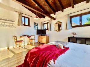 een slaapkamer met een bed met een rode deken erop bij Sole's House in Verzuno