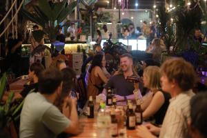 Επισκέπτες που μένουν στο SECRET GARDEN Hostel - WANDERNEST Cat Ba