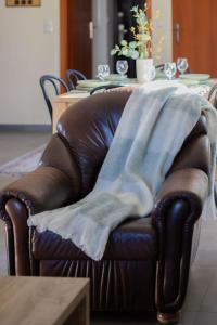 Posezení v ubytování Spacious 3-bedroom House with the Excellent Location Near the Airport by Noclegi Renters