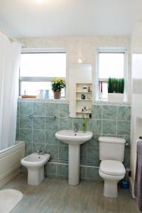 a bathroom with a toilet and a sink at SPACIOUS Apartment in London +27 photos