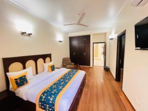 TV a/nebo společenská místnost v ubytování South Delhi Residency, South Extension New Delhi