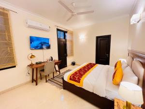 Postel nebo postele na pokoji v ubytování South Delhi Residency, South Extension New Delhi