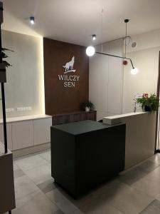 Un vestíbulo con un cartel de un husky. en Wilczy Sen, en Ciechanów