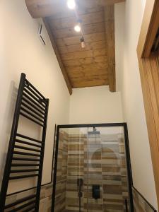 une pièce avec une porte vitrée et un plafond dans l'établissement la casa sull'arcobaleno 1, à Manta