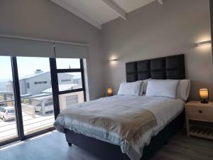 Giường trong phòng chung tại Langdown Loft - Central 3BD Townhouse