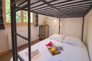 een bed met een dienblad met bloemen erop bij Appartement La Creusettaz Happy Rentals in Chamonix-Mont-Blanc