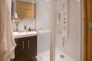 een badkamer met douche, wastafel en toilet bij Appartement La Creusettaz Happy Rentals in Chamonix-Mont-Blanc