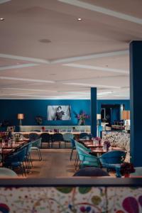 ミュンヘンにあるJugend- und Familienhotel Augustinの青い壁のダイニングルーム(テーブル、椅子付)