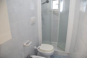 Et badeværelse på Townhouse with garden and easy beach access