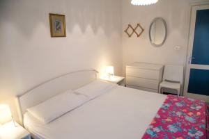 En eller flere senge i et værelse på Townhouse with garden and easy beach access