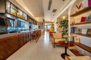 a restaurant with a bar with chairs and tables at 昆明市呈贡区椿屿岚酒店 Chun Yulan Hotel in Kunming