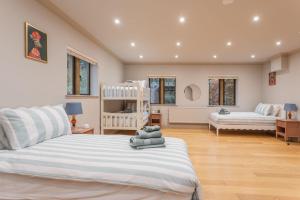 En eller flere senge i et værelse på Catch Pot Nursery