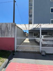 チジュカスにあるAurora Borealの建物前の白柵 +2枚の写真