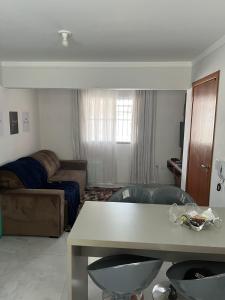 チジュカスにあるAurora Borealのソファとテーブルと椅子のあるリビングルーム