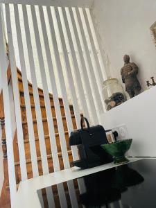 ルゼにあるSolar - Maison de pêcheurのコーヒーメーカーが置かれたテーブルのある階段