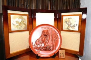 Un plato con la imagen de un tigre sobre una mesa. en インジホテル下関, en Shimonoseki