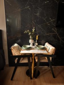 une table en bois avec deux plaques au-dessus dans l'établissement Jacuzzi privé, Sauna & Design Chic, à Reims 9 autres photos