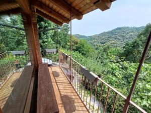 un balcon d'une maison avec vue sur les montagnes dans l'établissement la casa sull'arcobaleno 1, à Manta
