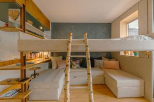 Habitación pequeña con litera y sofá en Le Balcon du Brévent - Happy Rentals, en Chamonix-Mont-Blanc