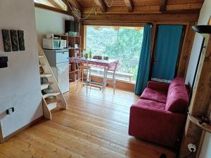 un salon avec un canapé rouge et une table dans l'établissement la casa sull'arcobaleno 1, à Manta 61 autres photos