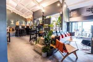 a room with chairs and tables and a bar at ibis Macon Sud Crêches in Crêches-sur-Saône