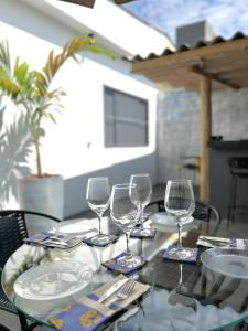 uma mesa com taças de vinho e guardanapos sobre ela em Acolhedora casa de 03 quartos em Passos