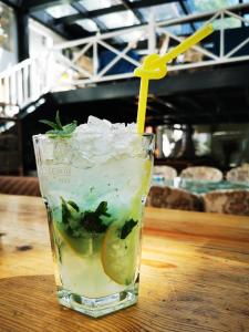 een drankje met citroen en ijs op een tafel bij Half-City Homestay in Xi'an