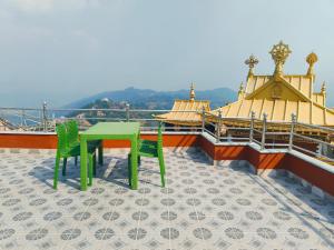 Dos sillas y una mesa en la parte superior de un barco. en Hotel Sonam, en Dhulikhel 10 fotos más