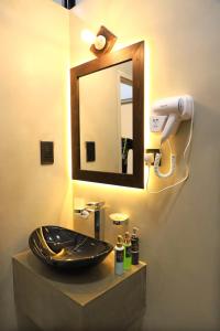 ネゴンボにあるThe Galaxy Airport Hotelの洗面台と鏡のあるバスルーム