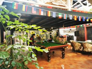 een man in een kamer met een pooltafel bij Half-City Homestay in Xi'an