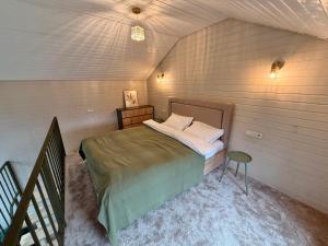 ein kleines Schlafzimmer mit einem Bett und einem Tisch in der Unterkunft Зелено Східниця in Schidnyzja