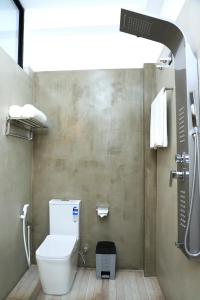 ネゴンボにあるThe Galaxy Airport Hotelのトイレとシャワー付きのバスルーム