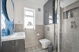 Koupelna v ubytování Driveway Spacious 3 Bedroom Home in Greenford