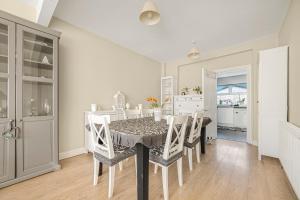 Fotografie z fotogalerie ubytování Driveway Spacious 3 Bedroom Home in Greenford v destinaci Northolt