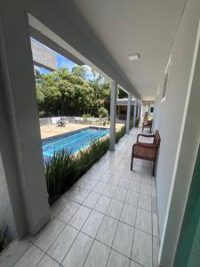 Blick auf den Pool von der Veranda eines Hauses in der Unterkunft Refúgio dos Pássaros in Campo Largo