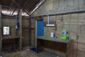 A bathroom at Rain Forest Inn