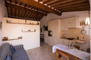 A kitchen or kitchenette at Antica Fonte Residenza di Siena