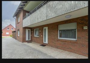 a brick building with a window on the side of it at Ferienwohnung Seesternchen am Deich2 C46 in Norden