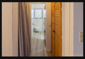 a bathroom with a toilet and a window at Ferienwohnung Seesternchen am Deich2 C46 in Norden