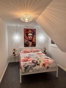 een slaapkamer met een bed met een schilderij aan de muur bij Ferienhaus Lopezan House, Living in Hornberg