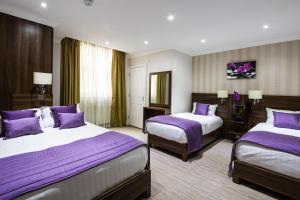 מיטה או מיטות בחדר ב-London House Hotel