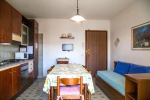 Una cocina con una mesa y una cama en una habitación. en Downtown apartment by the beach, en Eraclea Mare