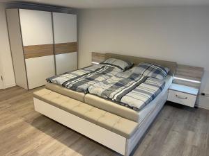 une chambre avec un lit et une commode dans l'établissement Schwarzwald-Apartments-Vogel, à Hüfingen